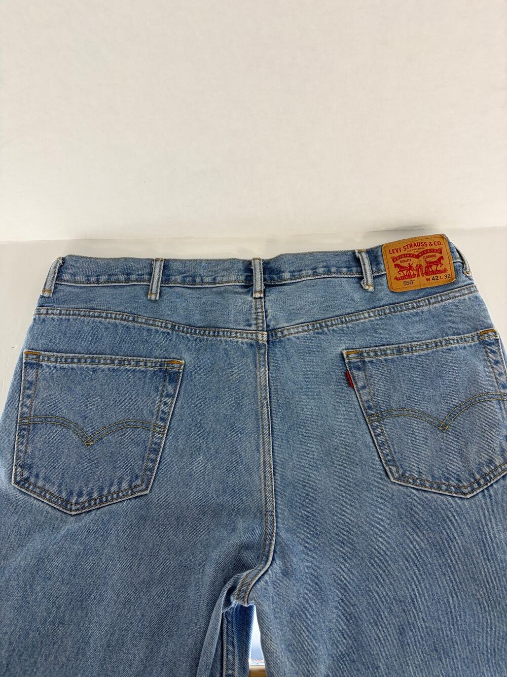 Levi's 550 Men's Relaxed Fit Denim Blue Jeans 42 x 32 100% Cotton Medium Wash